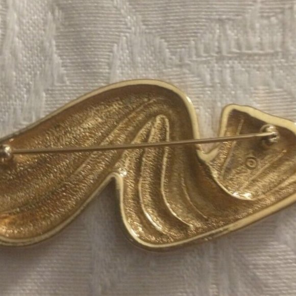 Vintage Gold Tone Shinny Finish Ribbon Brooch Flowy - Picture 3 of 5